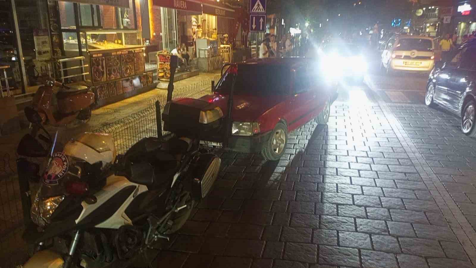 Dur ihtarına uymayan s&uuml;r&uuml;c&uuml; polisten ka&ccedil;tı
