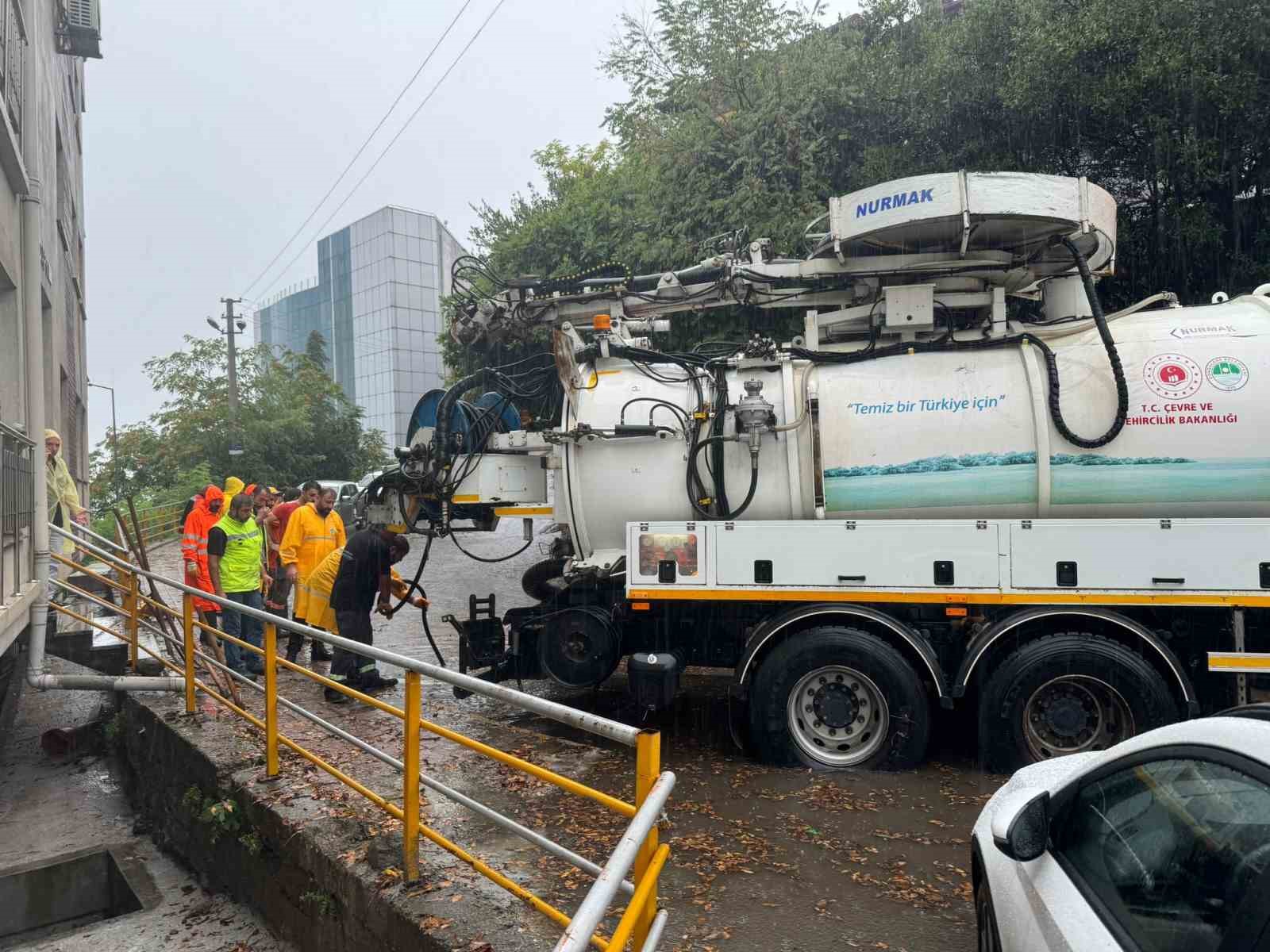 Yağış nedeniyle mazgal tıkandı, ekipler &ccedil;alışma yaptı
