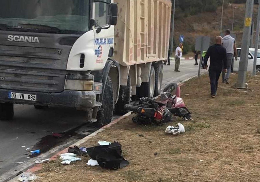 &Ccedil;anakkale &Ccedil;an&rsquo;da kamyon ile motosiklet &ccedil;apıştı: 1 ağır yaralı
