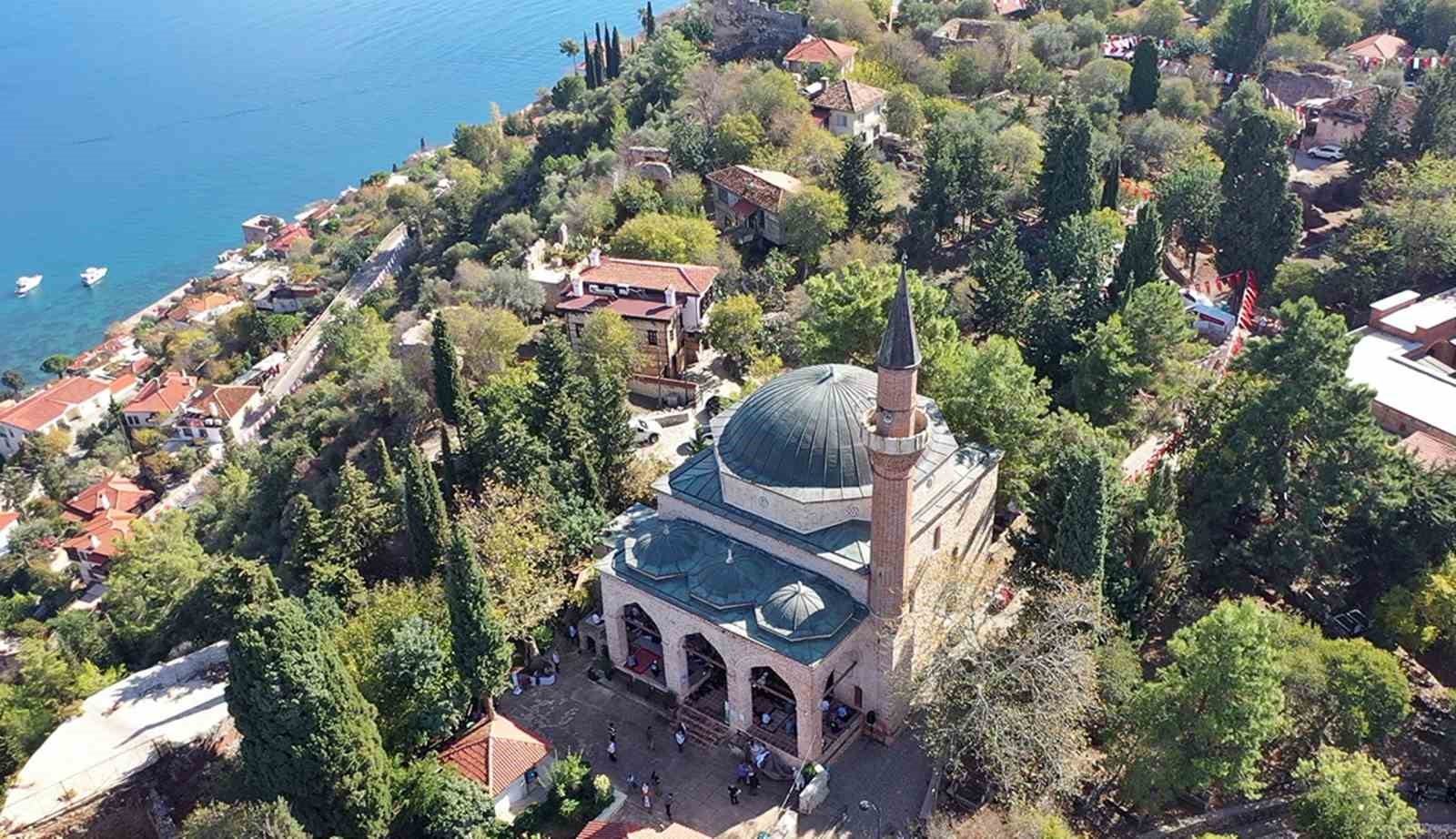 Alanya’da Selçuklu mimarisi 793 yıllık camiye turistlerin yoğun ilgisi