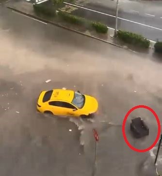 Ara&ccedil;lar suda mahsur kaldı: Koltuk suya kapıldı
