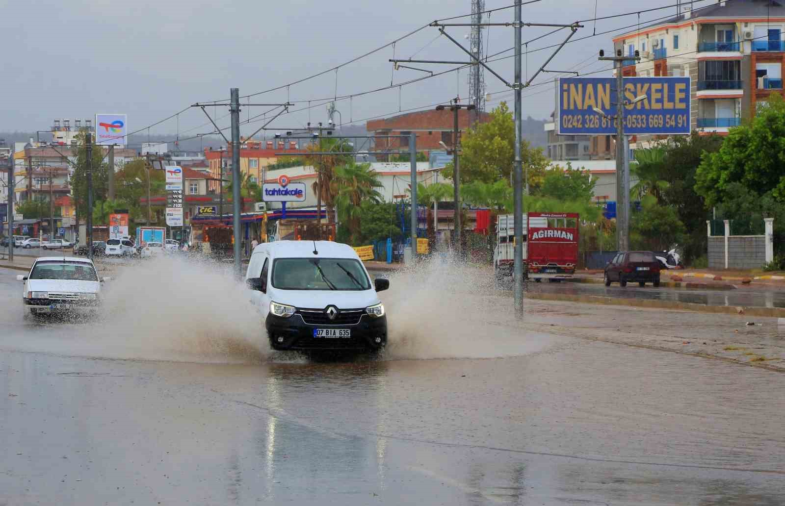 Antalya’da bir kilometre arayla iki mevsim yaşandı