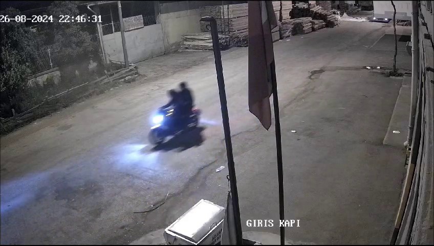 &Ccedil;alıştıkları mobilyacıya silahlı saldırı d&uuml;zenleyerek 5 milyon TL hara&ccedil; istediler
