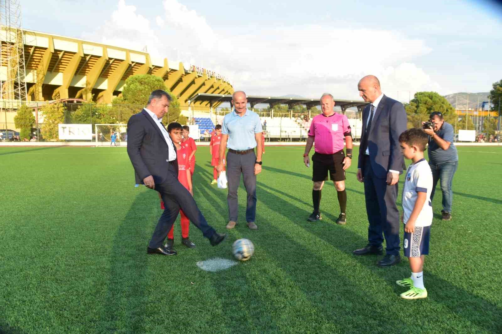 İzmirli çocuklar Filistinli kardeşleri için sahaya çıktı