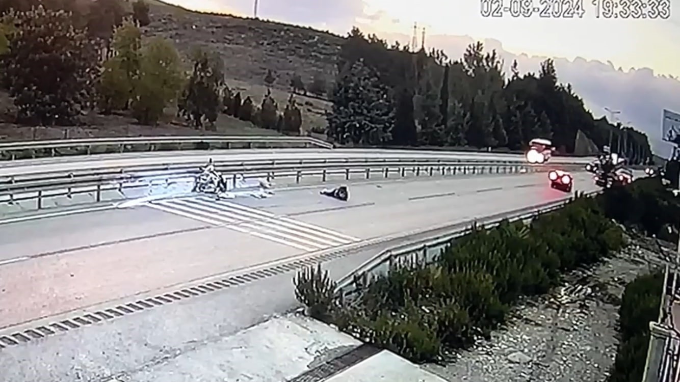 Burdur-Antalya kara yolunda elektrikli motosiklete otomobil &ccedil;arptı: 1 yaralı
