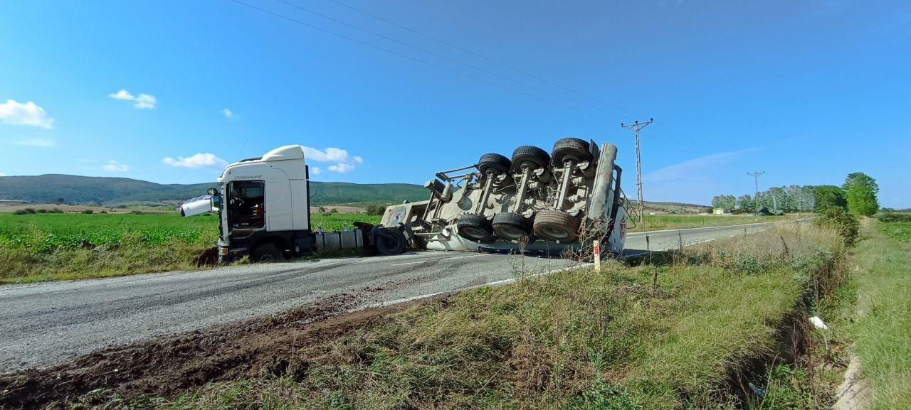 Makas atan tırın dorsesi yan yattı,  yol trafiğe kapandı