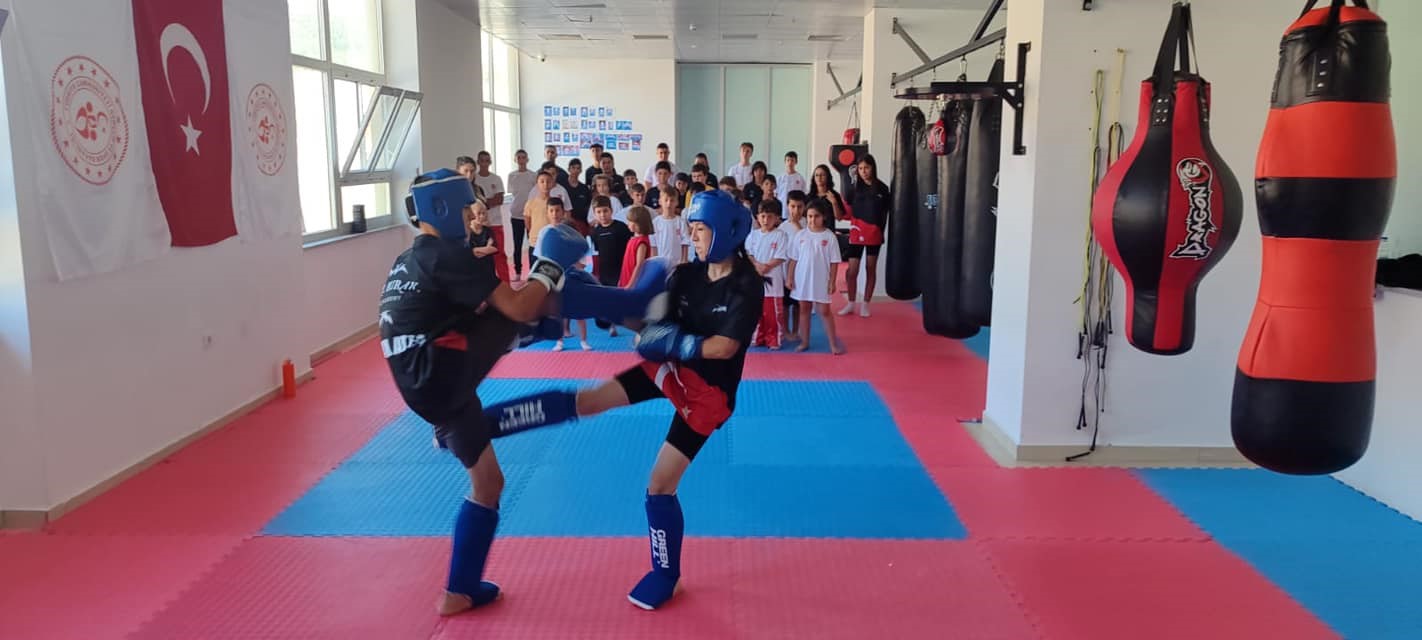 Kaymakam &Ouml;zt&uuml;rk, spor branşları hakkında bilgi aldı
