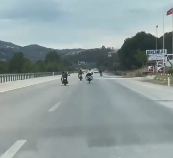 &Ccedil;anakkale&rsquo;de gen&ccedil;lerin motosikletle tehlikeli yolculuğu
