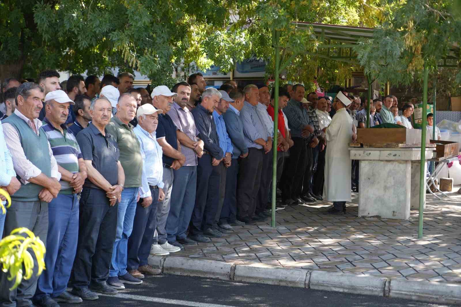 Gölette boğulan baba ve kızı defnedildi