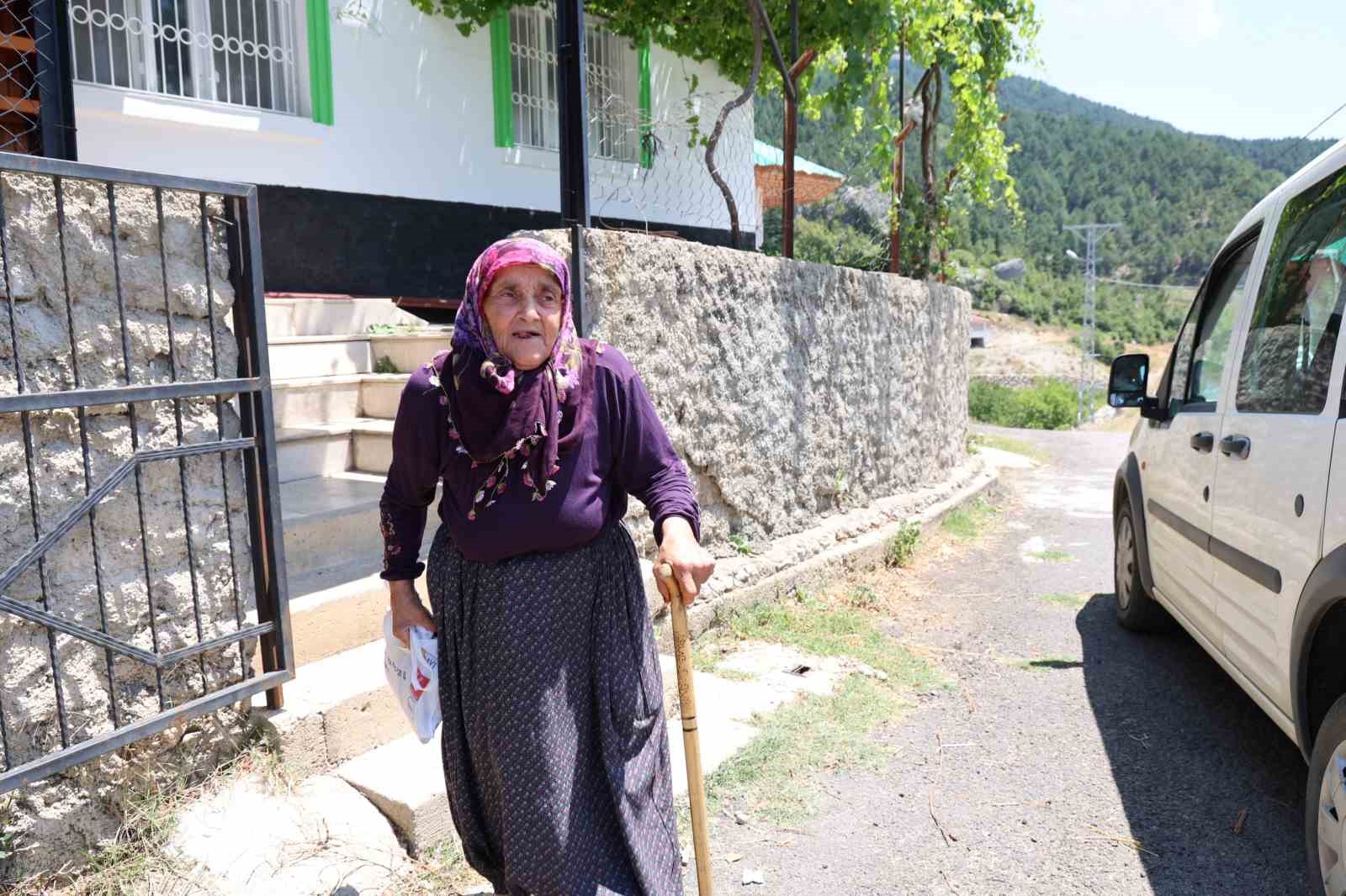 78 yaşındaki Menekşe ninenin Kur&rsquo;an-ı Kerim &ouml;ğrenme azmi
