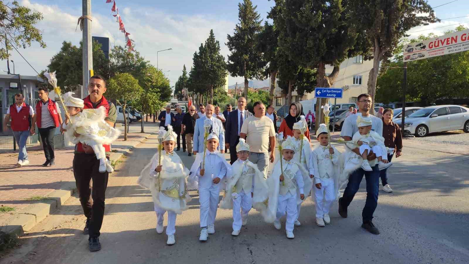 Erkekliğe ilk adımlarını toplu s&uuml;nnet ş&ouml;leninde attılar
