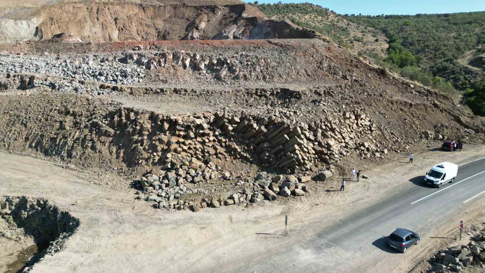 Siverek’te yol çalışmasında 2 milyon yıllık dev bazalt sütunlar ortaya çıktı