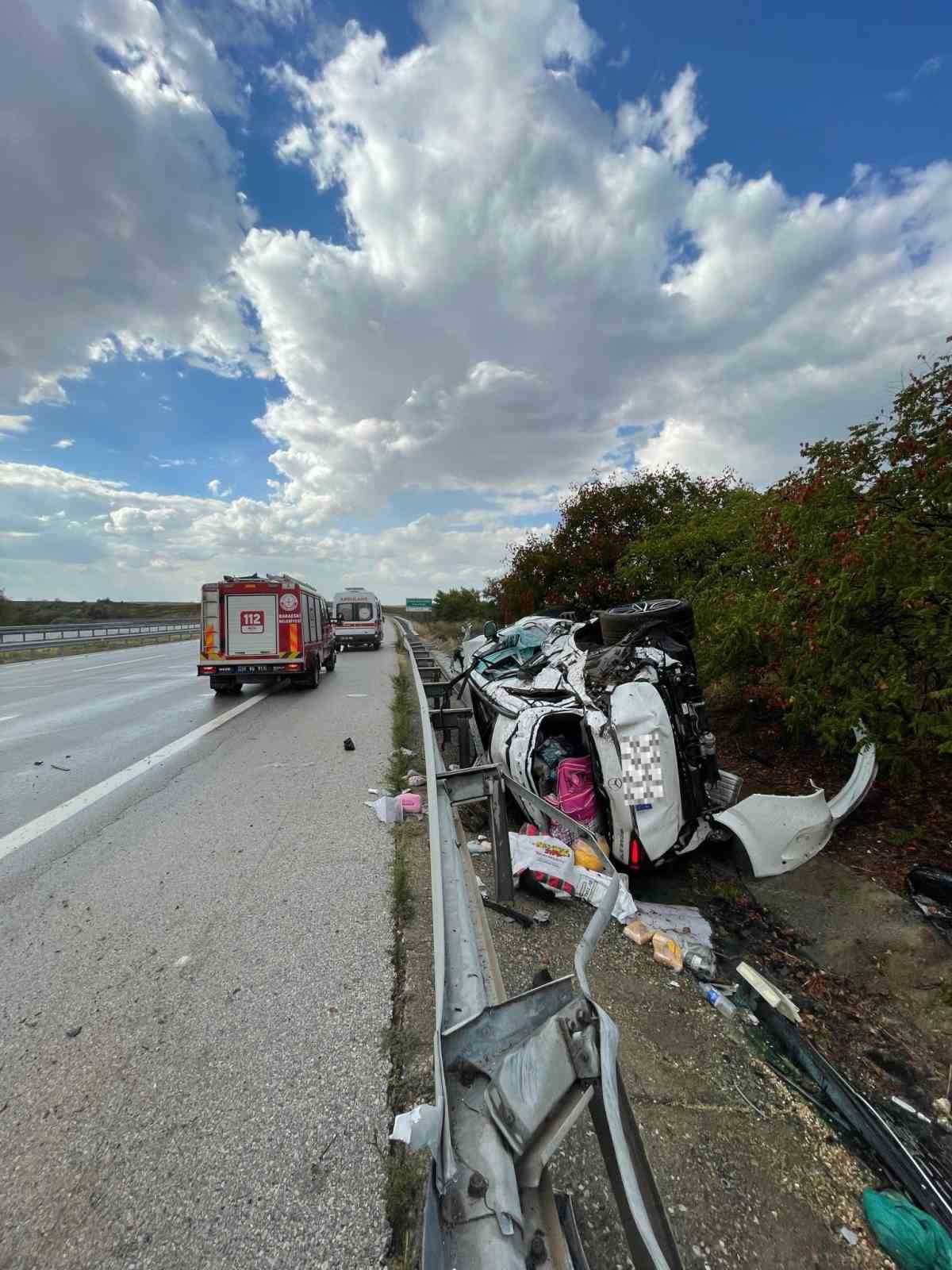 Otobanda bariyere &ccedil;arpan otomobil yan yattı: 4 yaralı
