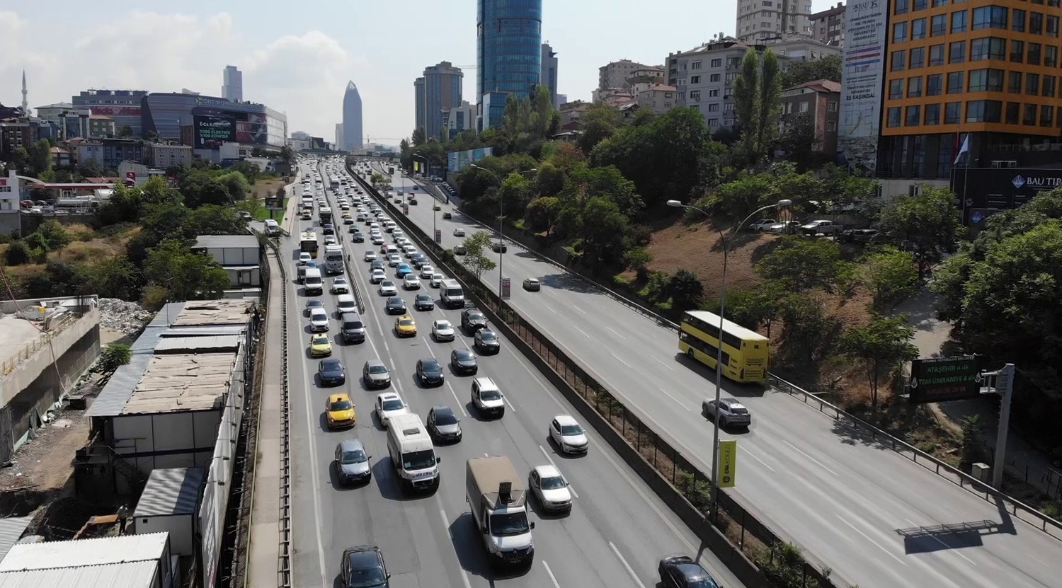 D100 kara yolunda durma noktasına gelen trafik havadan görüntülendi