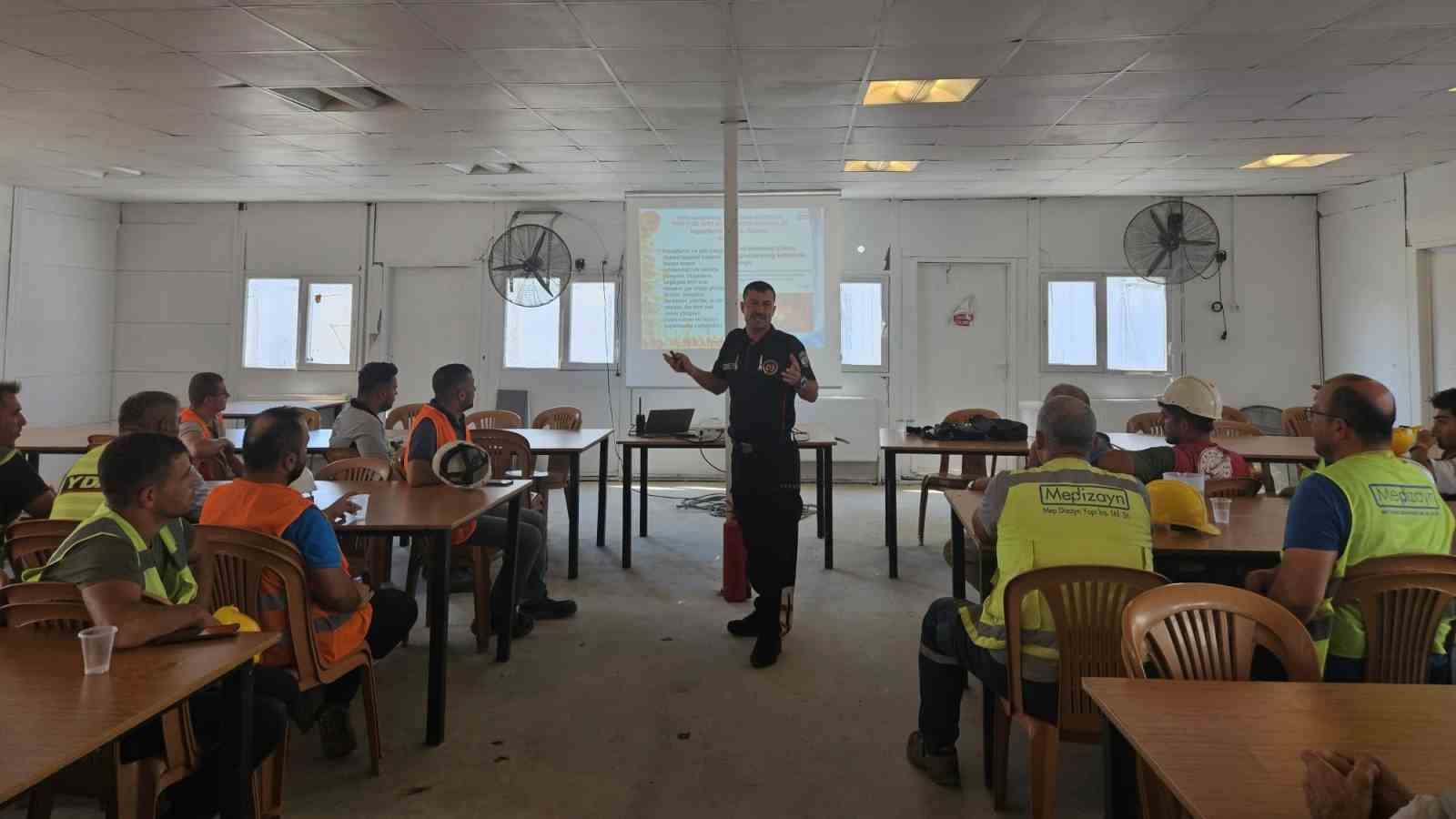 B&uuml;y&uuml;kşehir itfaiyesi, eğitim ve tatbikatlarını s&uuml;rd&uuml;r&uuml;yor
