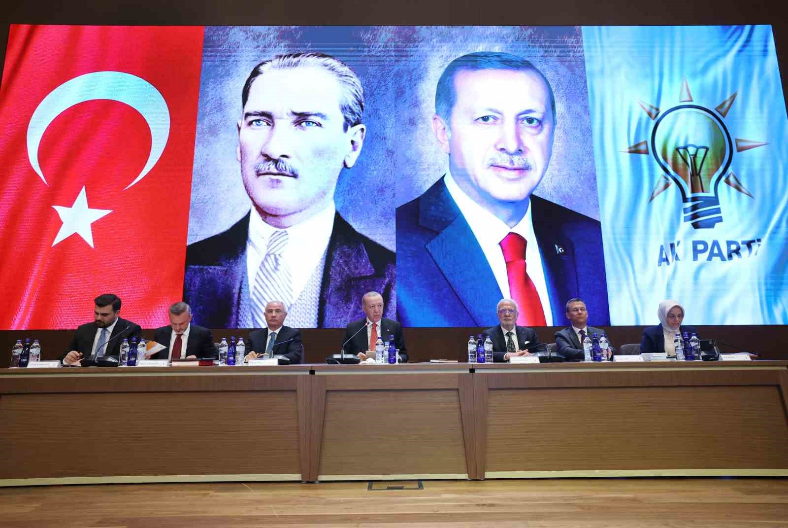 Cumhurbaşkanı Recep Tayyip Erdoğan, AK Parti Merkez Karar ve Y&ouml;netim Kurulu&rsquo;nda, AK Partiyi kongreye g&ouml;t&uuml;recek kararı imzaladı.

