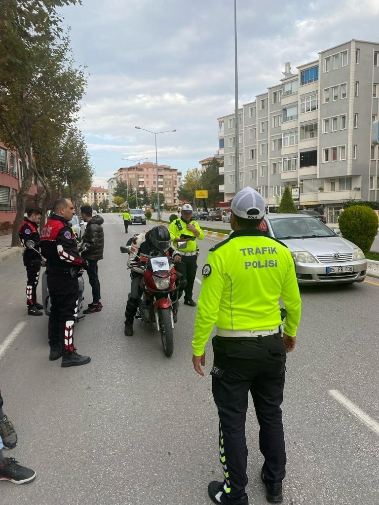 &Ccedil;orum&rsquo;da kuralları ihlal eden s&uuml;r&uuml;c&uuml;lerine ceza yağdı
