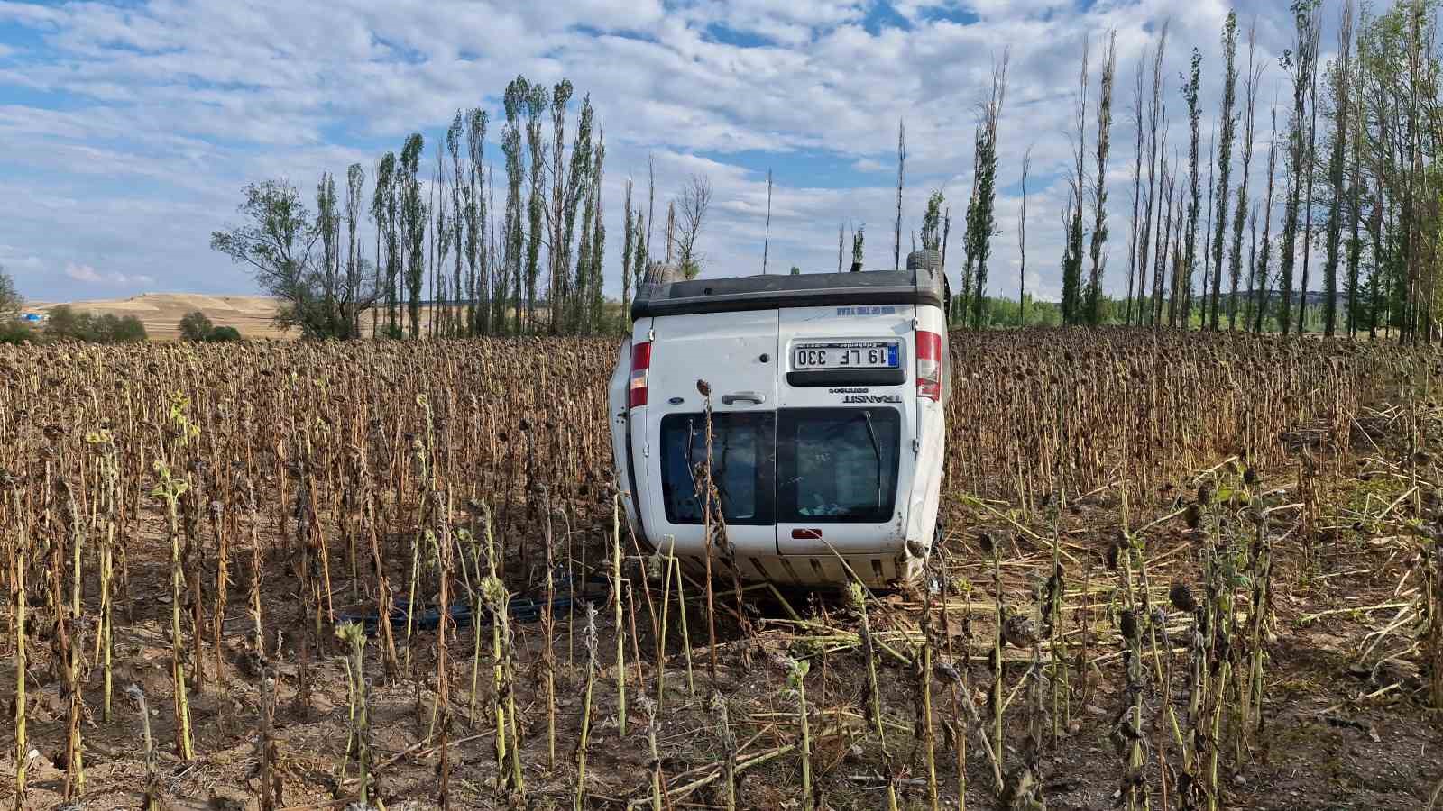 Kontrolden &ccedil;ıkan ticari ara&ccedil; tarlaya devrildi: 4 yaralı
