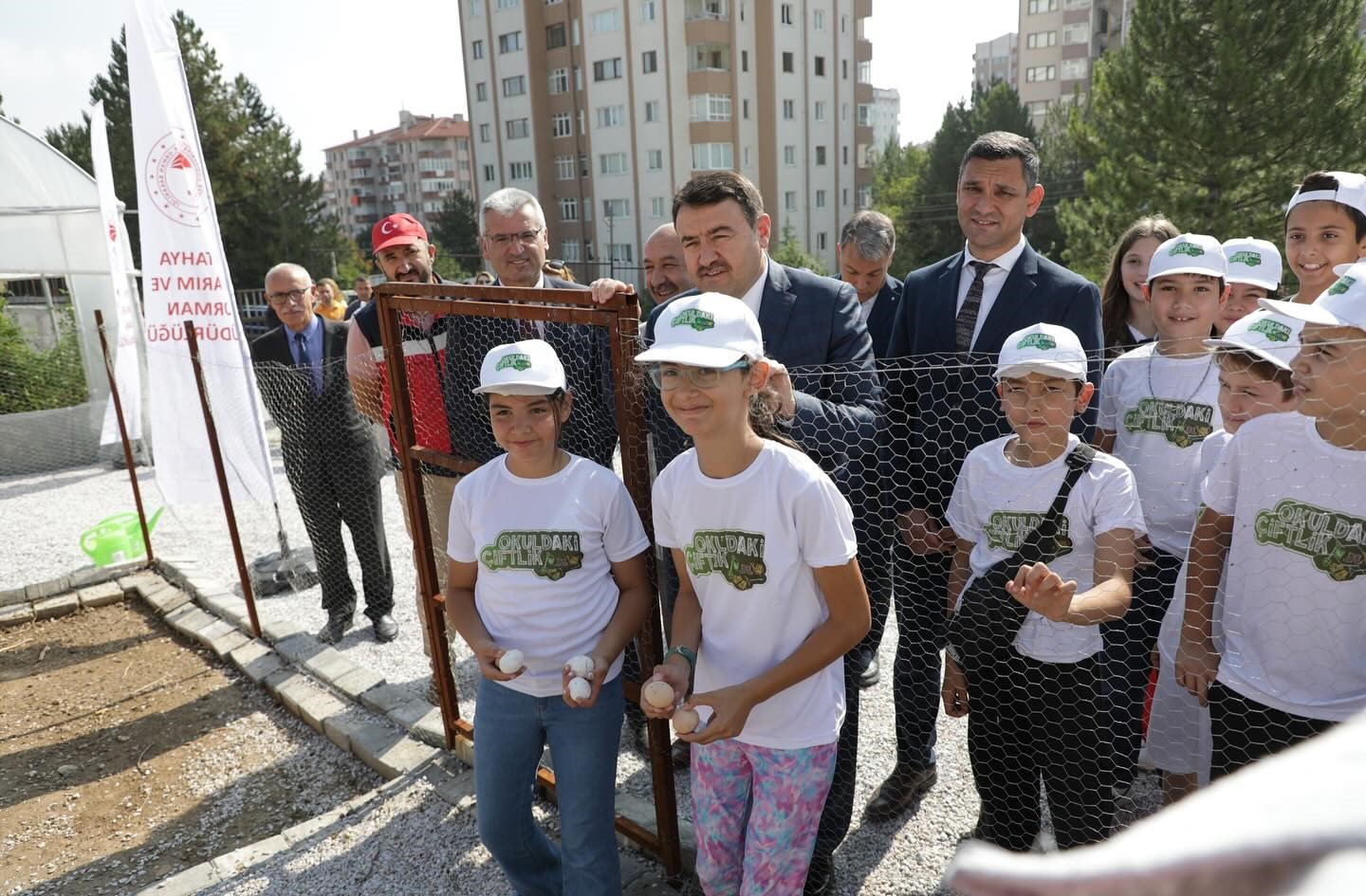 &Ouml;ğrenciler ektiklerini hasat etti
