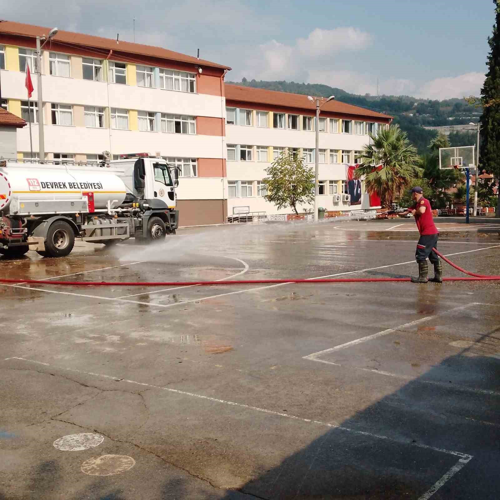 Devrek Belediyesi itfaiye ekipleri okulları yıkadı