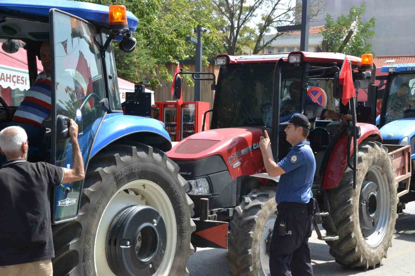 Keşan&rsquo;da konvoy halinde şehir i&ccedil;ine izinsiz giren trakt&ouml;rleri polis durdurdu
