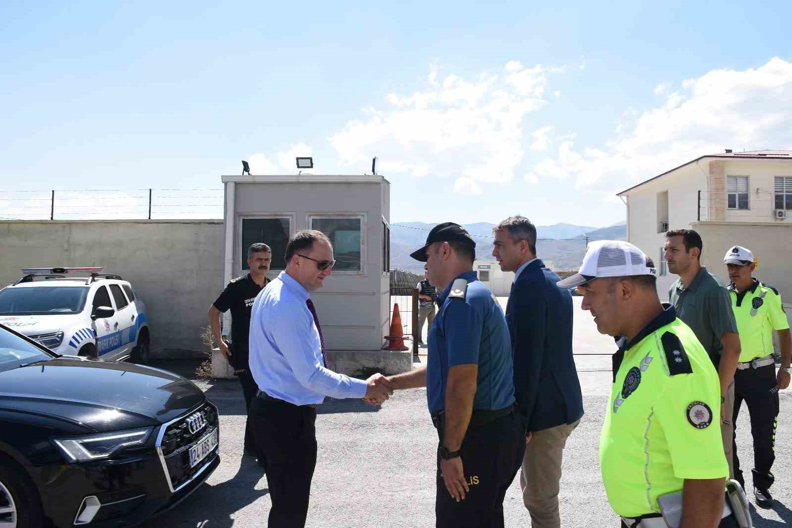 Emniyet M&uuml;d&uuml;r&uuml; Baybaba, şubeleri denetledi
