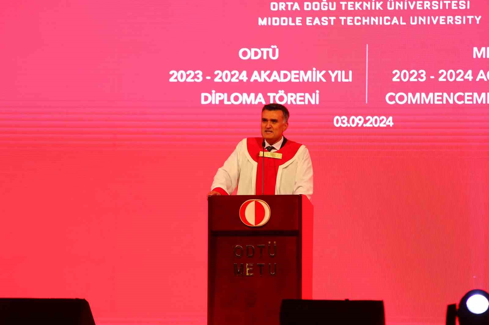 ODTÜ öğrencileri, 2 haftalık Rektör Yozgatlıgil’in konuşmasını sahnenin elektriklerini keserek protesto etti