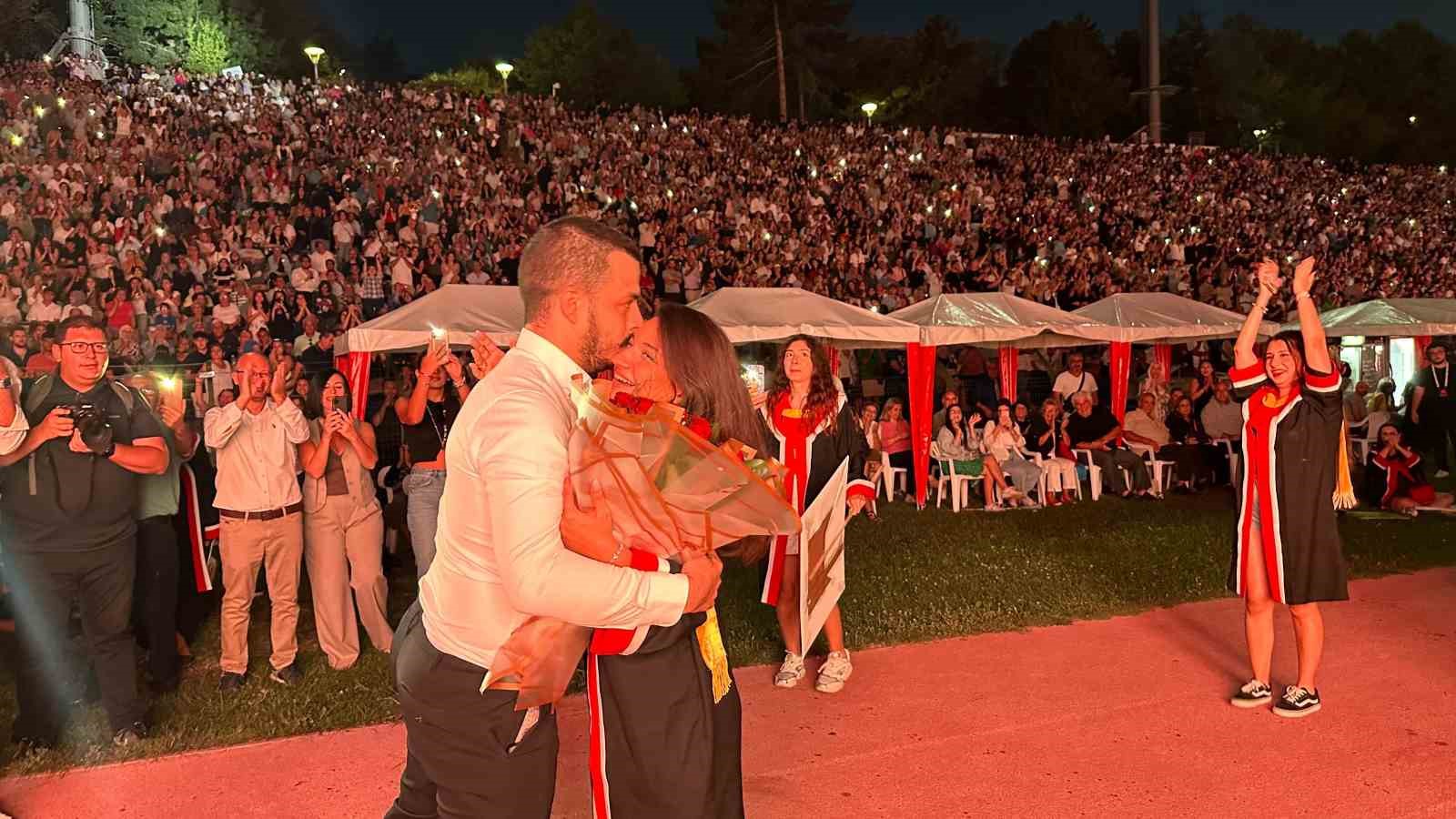 ODT&Uuml; &ouml;ğrencileri, 2 haftalık Rekt&ouml;r Yozgatlıgil&rsquo;in konuşmasını sahnenin elektriklerini keserek protesto etti
