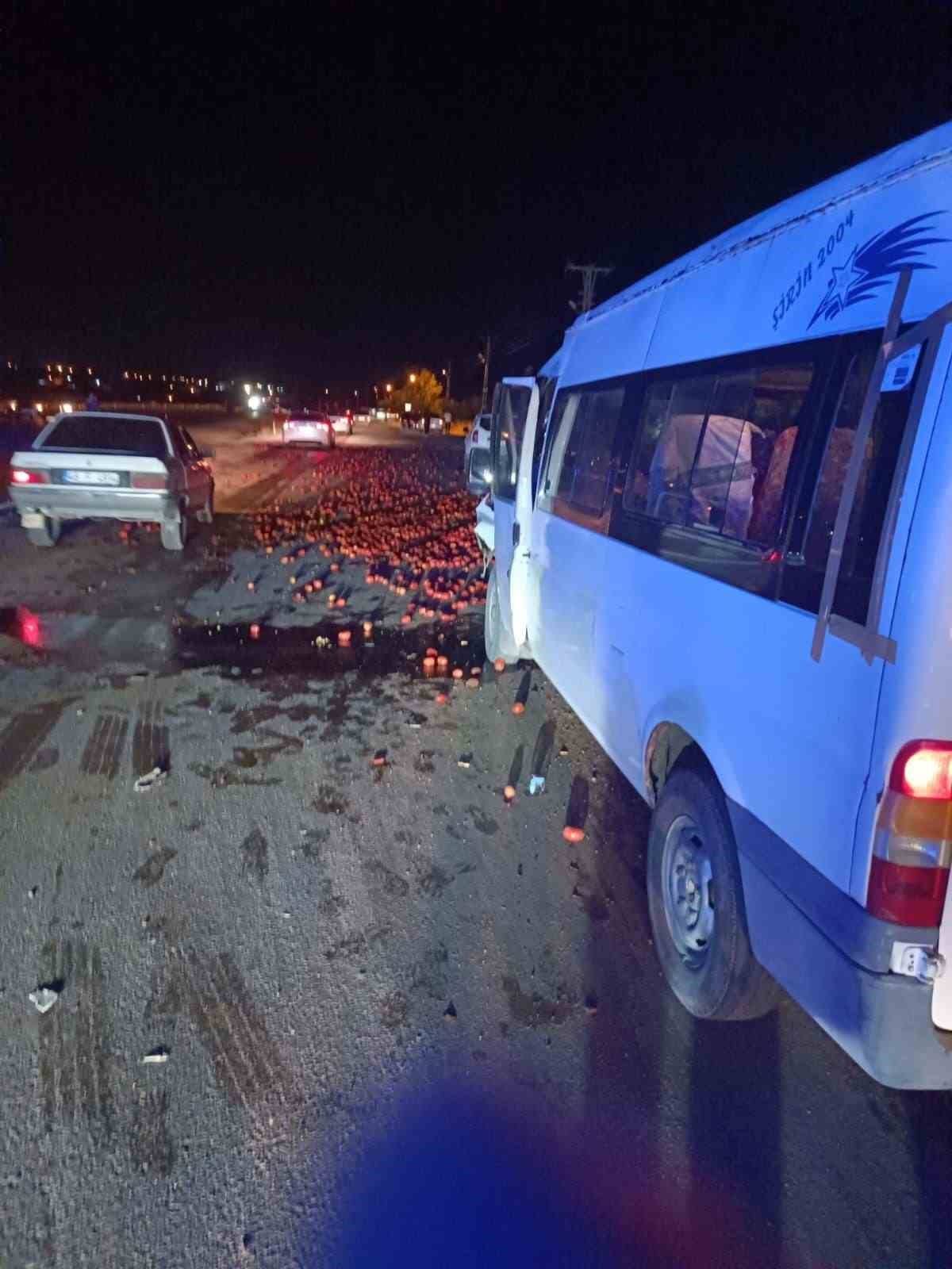 Minibüs domates yüklü traktöre çarptı: 10 yaralı