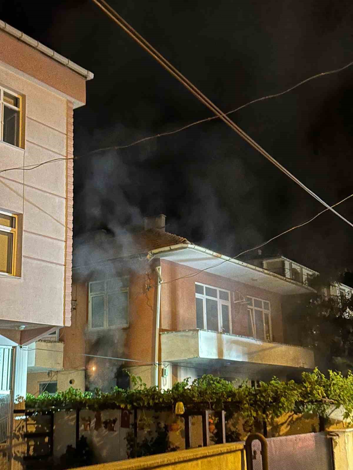 İki katlı binada yangın paniği
