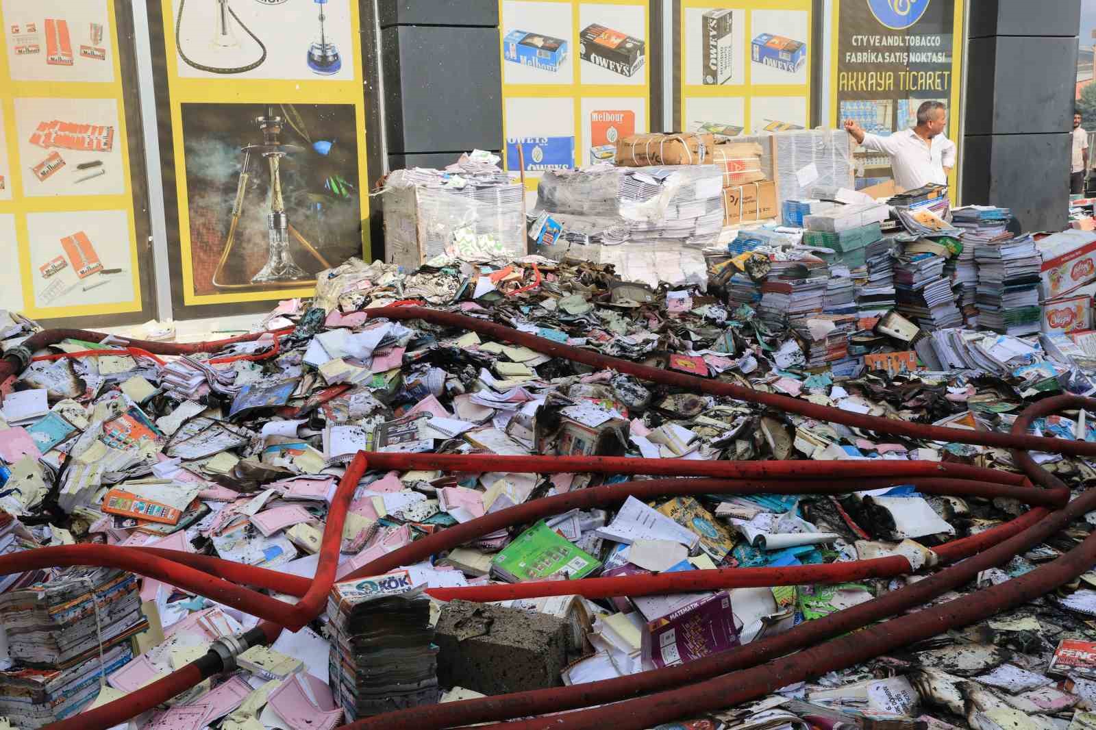 Adana&rsquo;da kitap dağıtım deposu yandı: 10 işyeri k&uuml;le d&ouml;nd&uuml;

