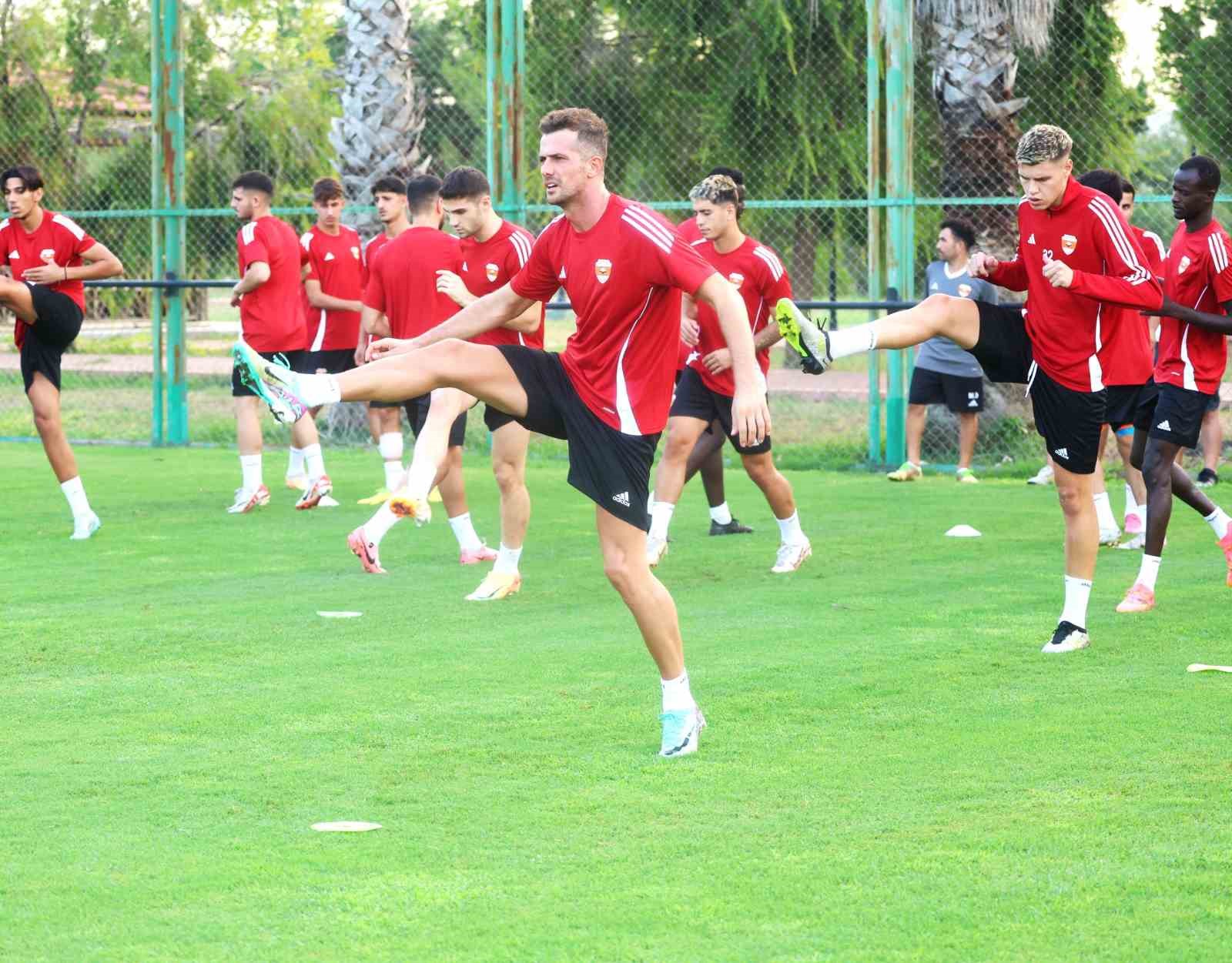 Adanaspor&rsquo;da antrenman &ouml;ncesi Sol Bamba anısına saygı duruşu yapıldı
