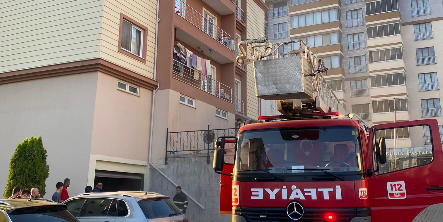 Boz&uuml;y&uuml;k&rsquo;te market deposunda &ccedil;ıkan  yangın korkuttu

