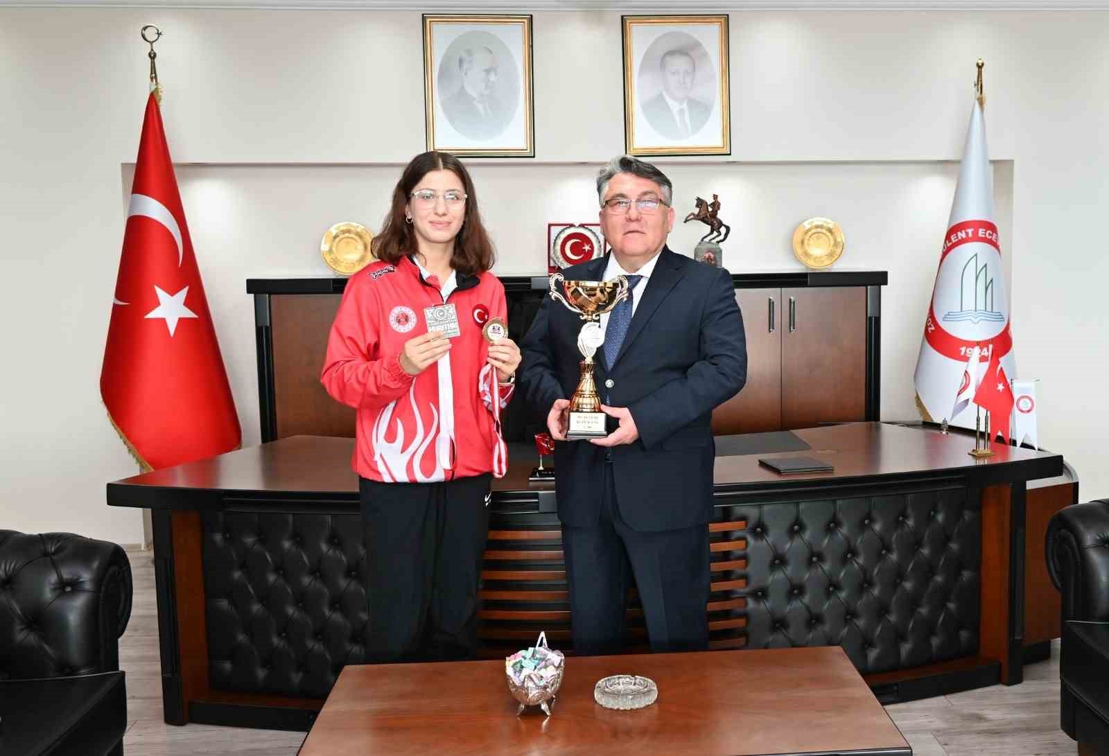 D&uuml;nya Şampiyonu Basancı&rsquo;dan Rekt&ouml;r &Ouml;z&ouml;l&ccedil;er&rsquo;e ziyaret
