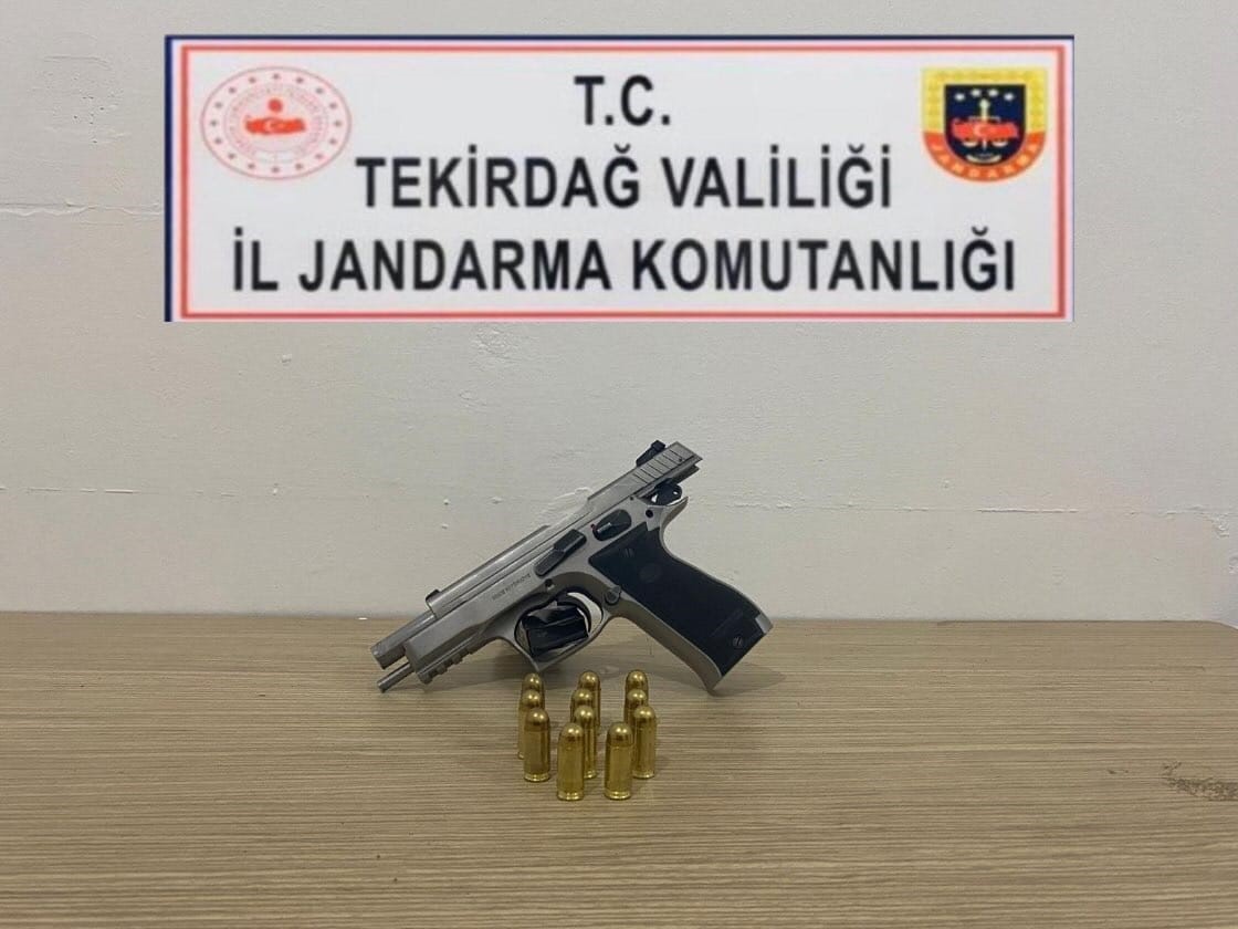Tekirdağ&rsquo;da Jandarma operasyonları: Uyuşturucu ve silah ele ge&ccedil;irildi
