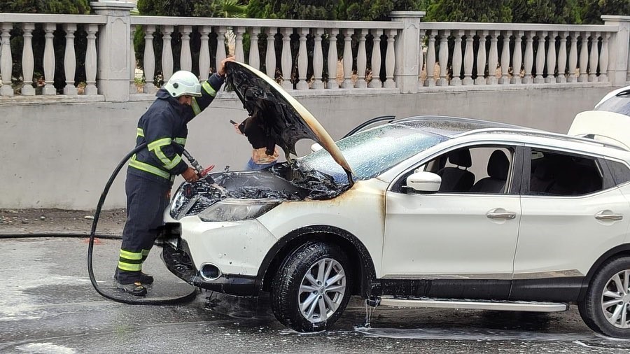 Seyir halindeki cipin motor kısmı alev aldı
