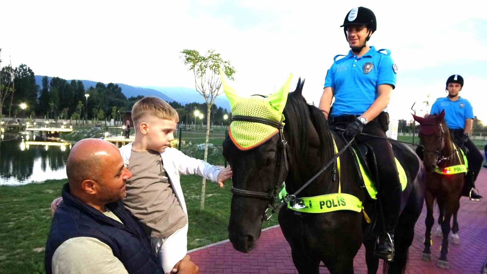 K&uuml;tahya&rsquo;da devriye gezen atlı polislere vatandaşlardan ilgi

