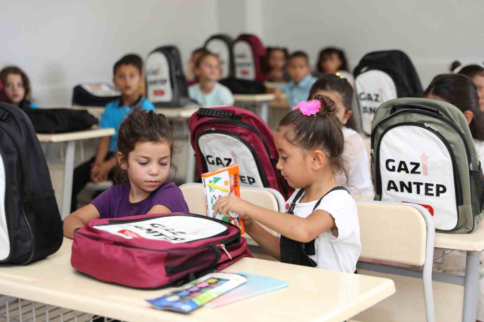B&uuml;y&uuml;kşehir, 1&rsquo;inci sınıf &ouml;ğrencileri i&ccedil;in kırtasiye desteğini s&uuml;rd&uuml;r&uuml;yor
