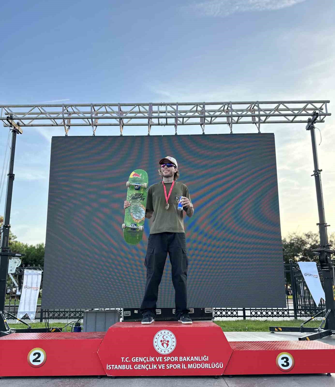 Berke Dikiş&ccedil;ioğlu, T&uuml;rkiye kaykay şampiyonu oldu
