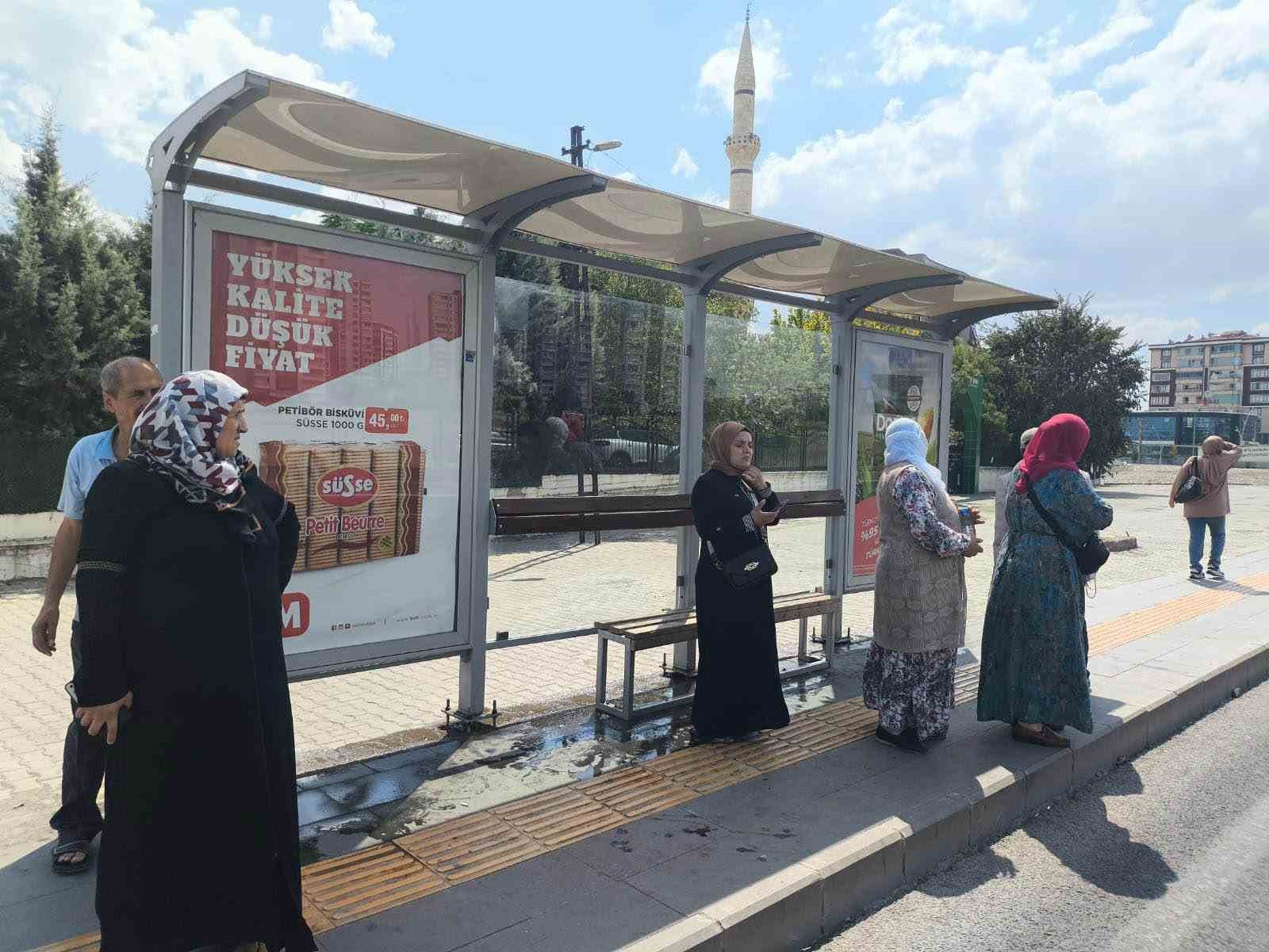 Duraklar onarılıp temizlendi