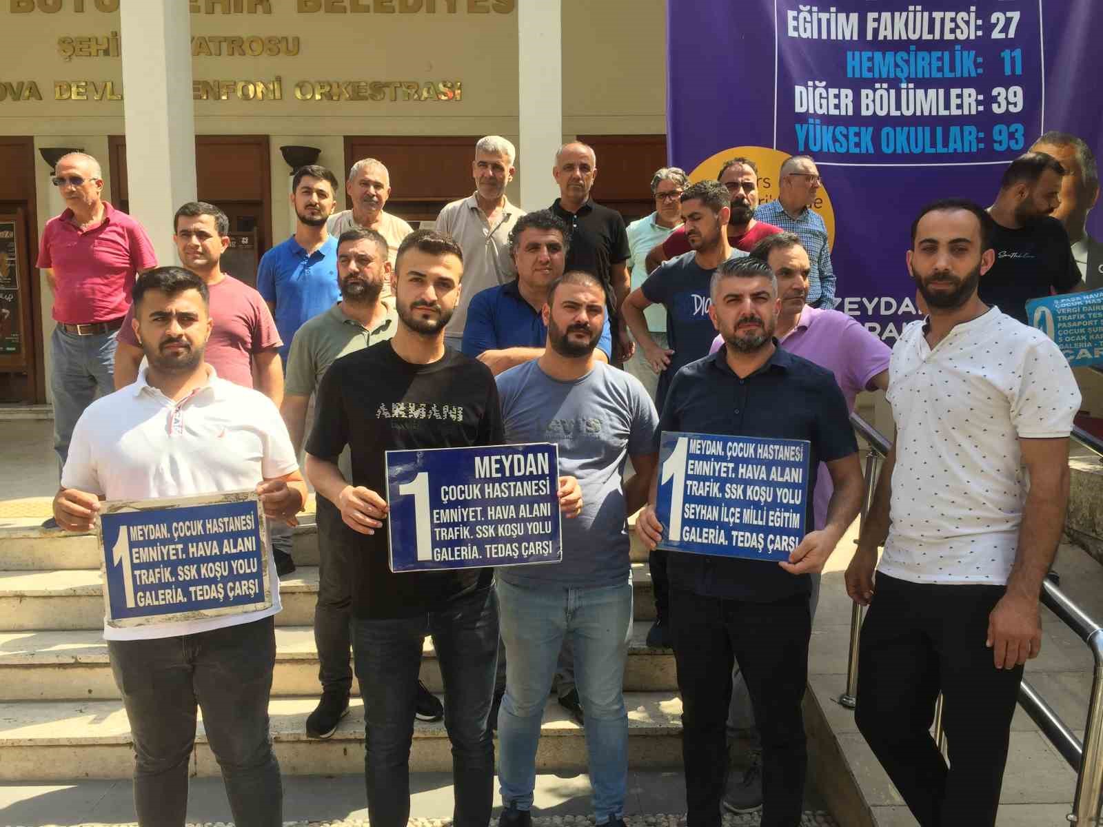 Adana&rsquo;da dolmuş şof&ouml;rleri belediye &ouml;n&uuml;nde eylem yaptı
