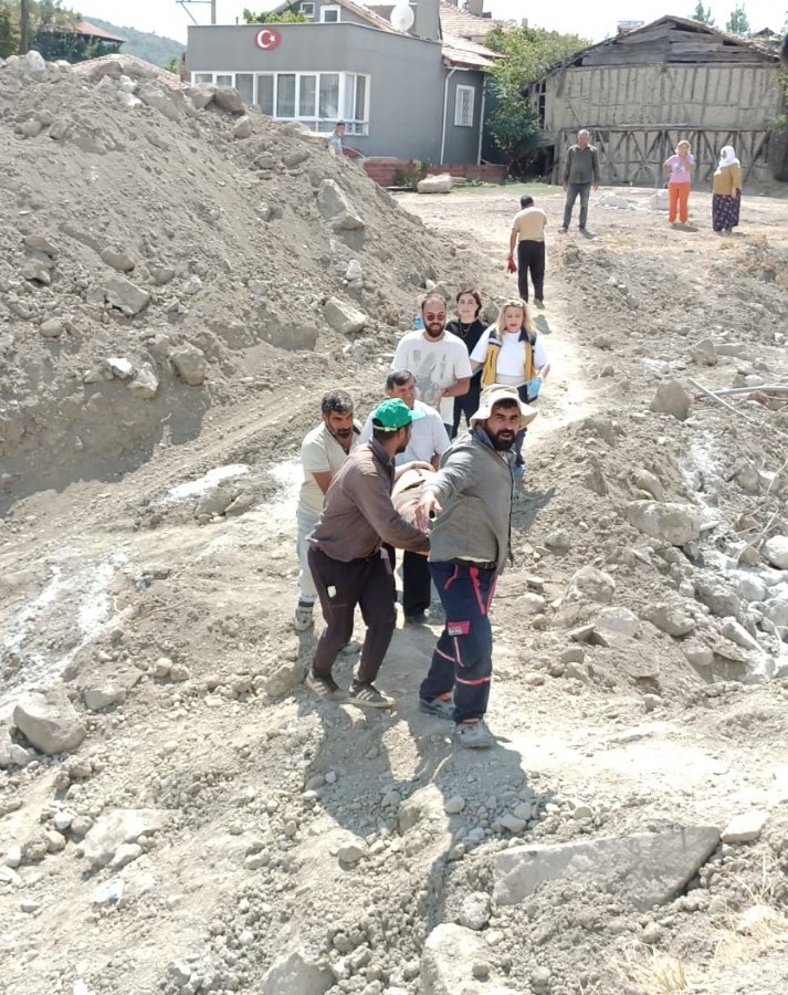 Manevra yapan elektrikli motosiklet k&ouml;pr&uuml; inşaatına d&uuml;şt&uuml;: 1 yaralı
