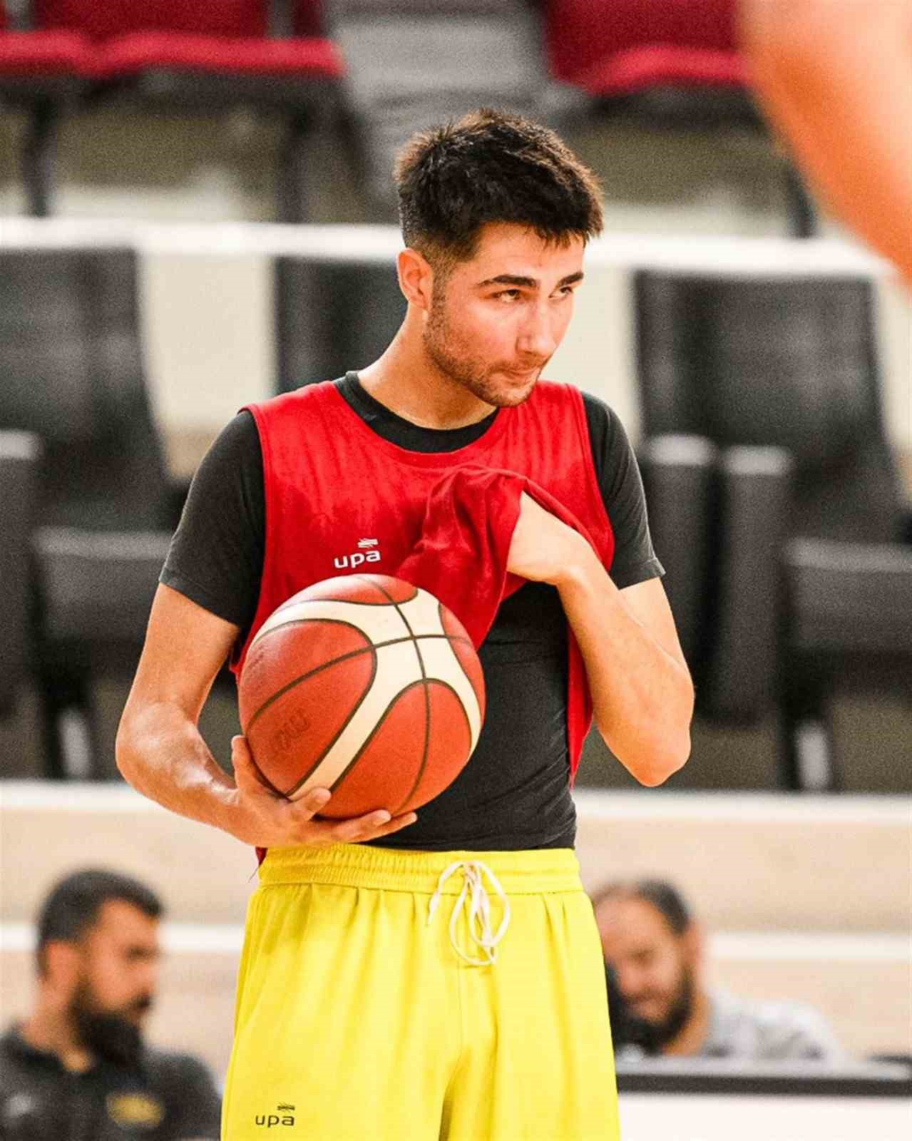 Eren &Ccedil;apraz, altyapıdan ana kadroya se&ccedil;ilen ilk basketbolcu oldu

