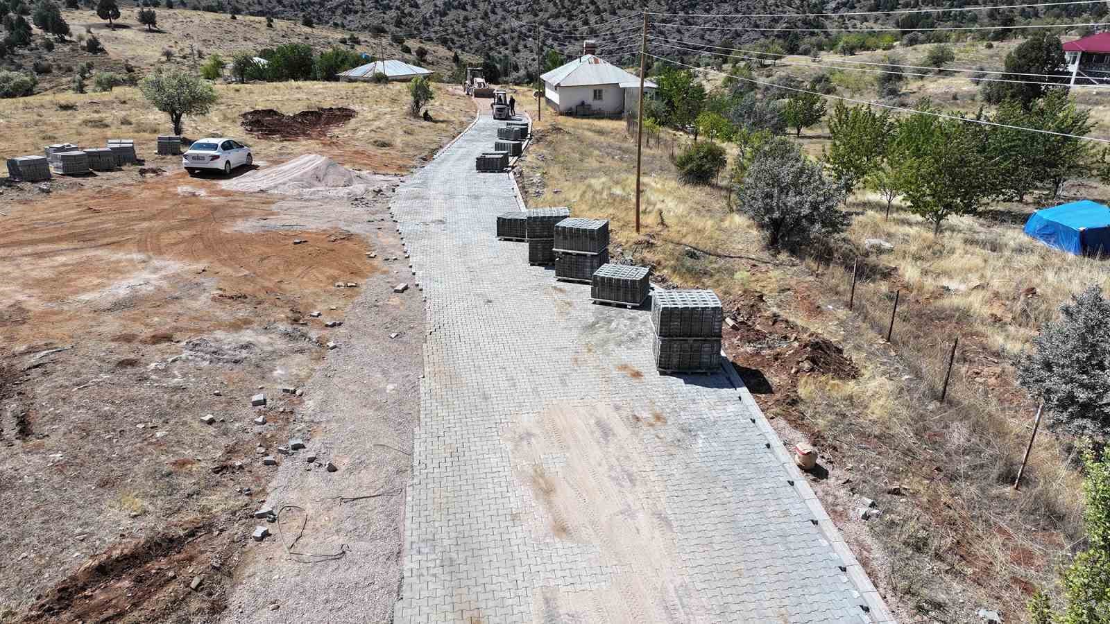 B&uuml;y&uuml;kşehir, Afşin kırsalında yolları yeniliyor
