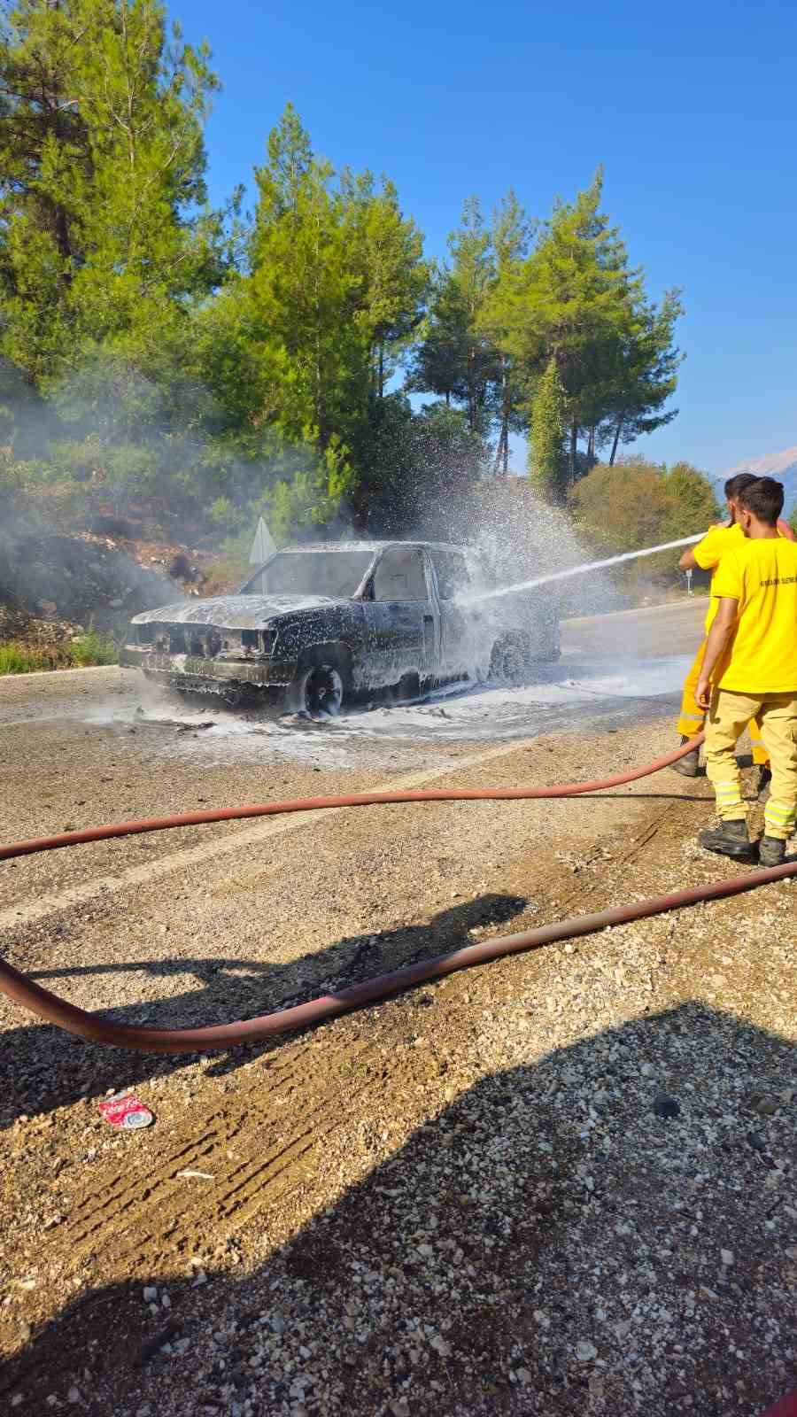 Seyir halindeyken yanan belediye aracı kullanılamaz hale geldi
