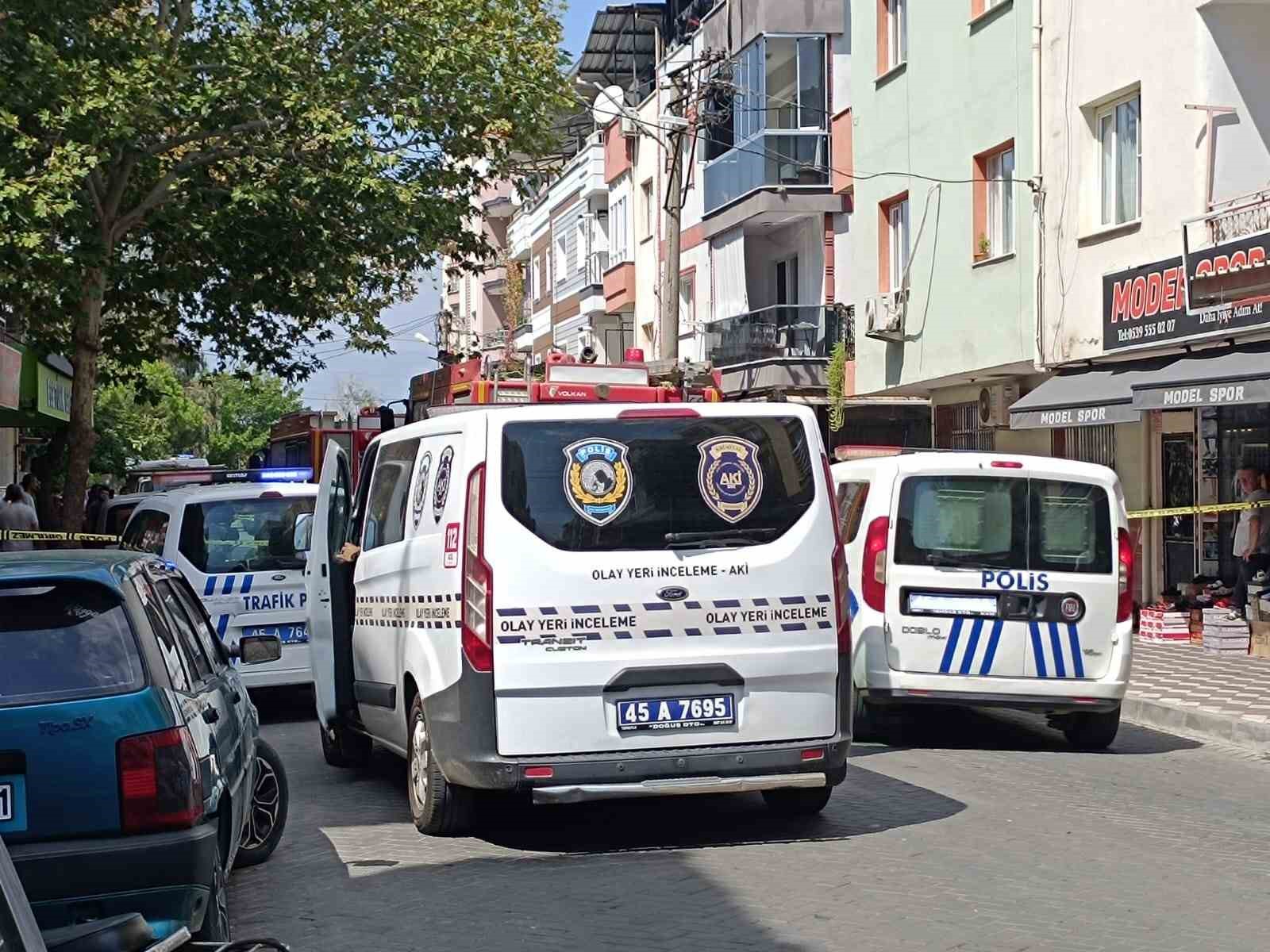 Yangın çıkan çatı katının sahibi ile komşuları arasında kavga çıktı