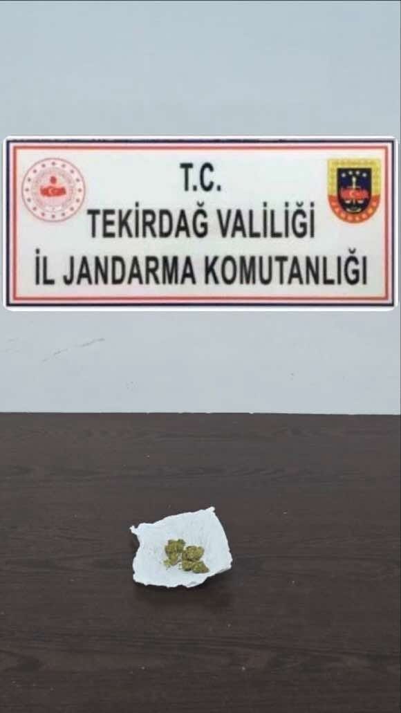 Tekirdağ&rsquo;da Jandarma operasyonları: Uyuşturucu ve silah ele ge&ccedil;irildi
