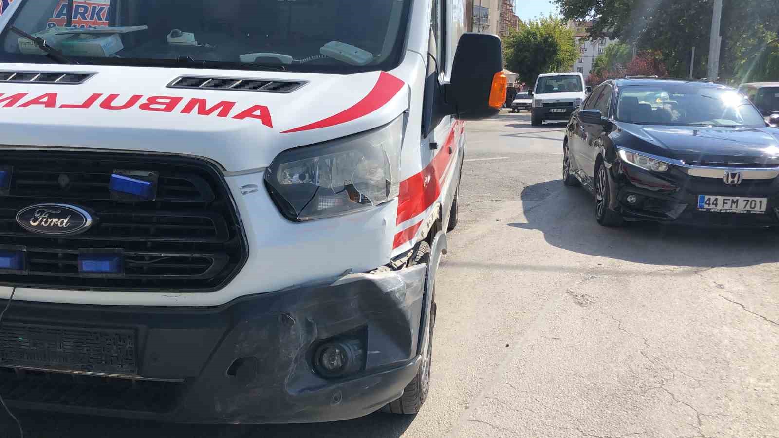 Ambulans ile hafif ticari araç çarpıştı: 2 yaralı