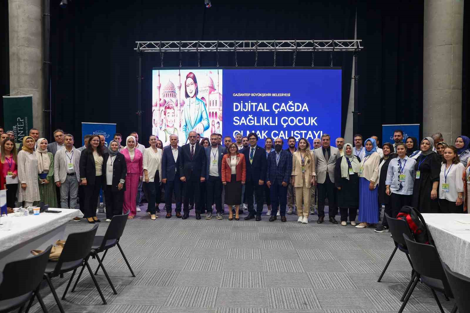 Gaziantep B&uuml;y&uuml;kşehir ev sahipliğinde "Dijital D&uuml;nya&rsquo;da &Ccedil;ocuk &Ccedil;alıştayı" d&uuml;zenlendi
