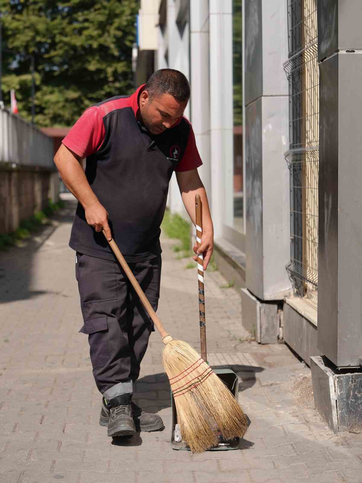 Belediye temizlik görevlisinden örnek davranış
